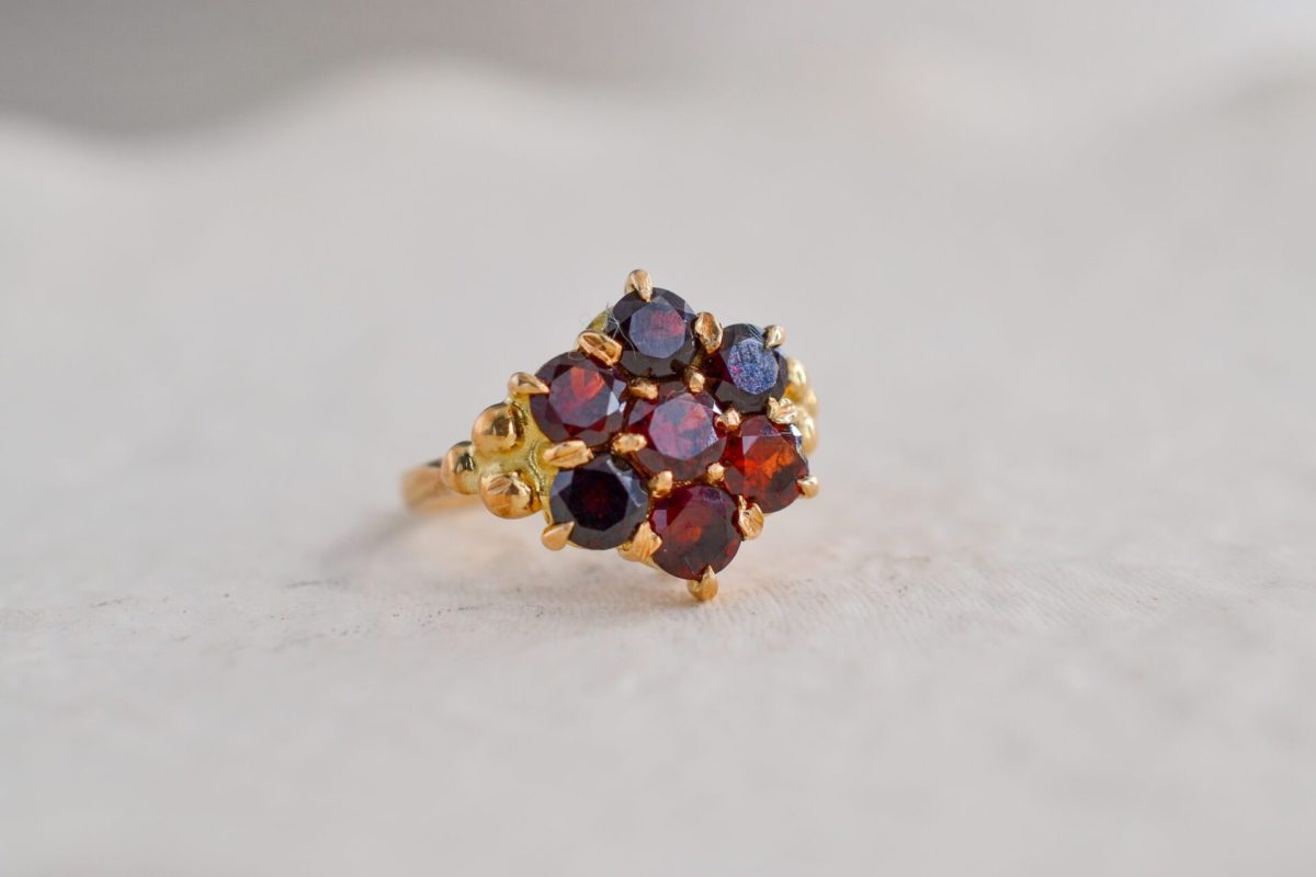 Bague Marguerite en Or jaune ornee de grenats - bague eco responsable