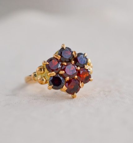 Bague Marguerite en Or jaune ornee de grenats - bague eco responsable