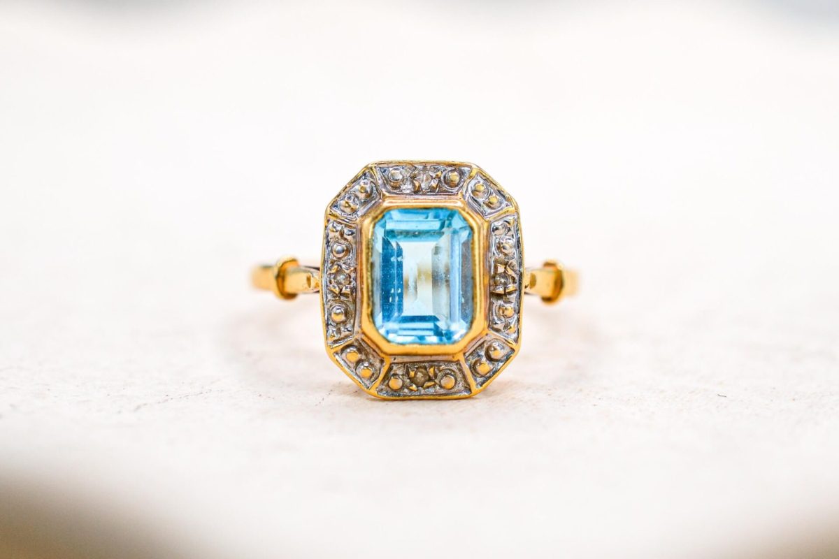 Bague en Or jaune sertie d une topaze et de diamants - bague ancienne