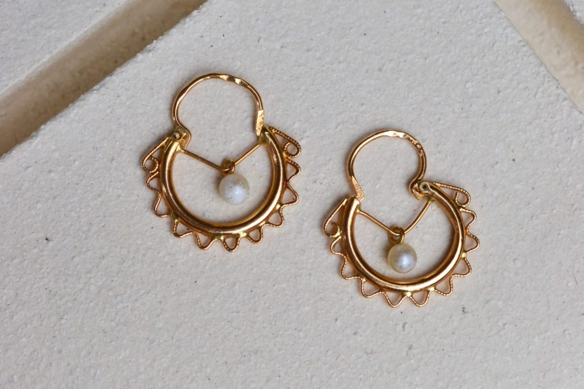 Paire de creoles Savoyardes en Or jaune ornees au centre d une perle - boucles d oreilles femme