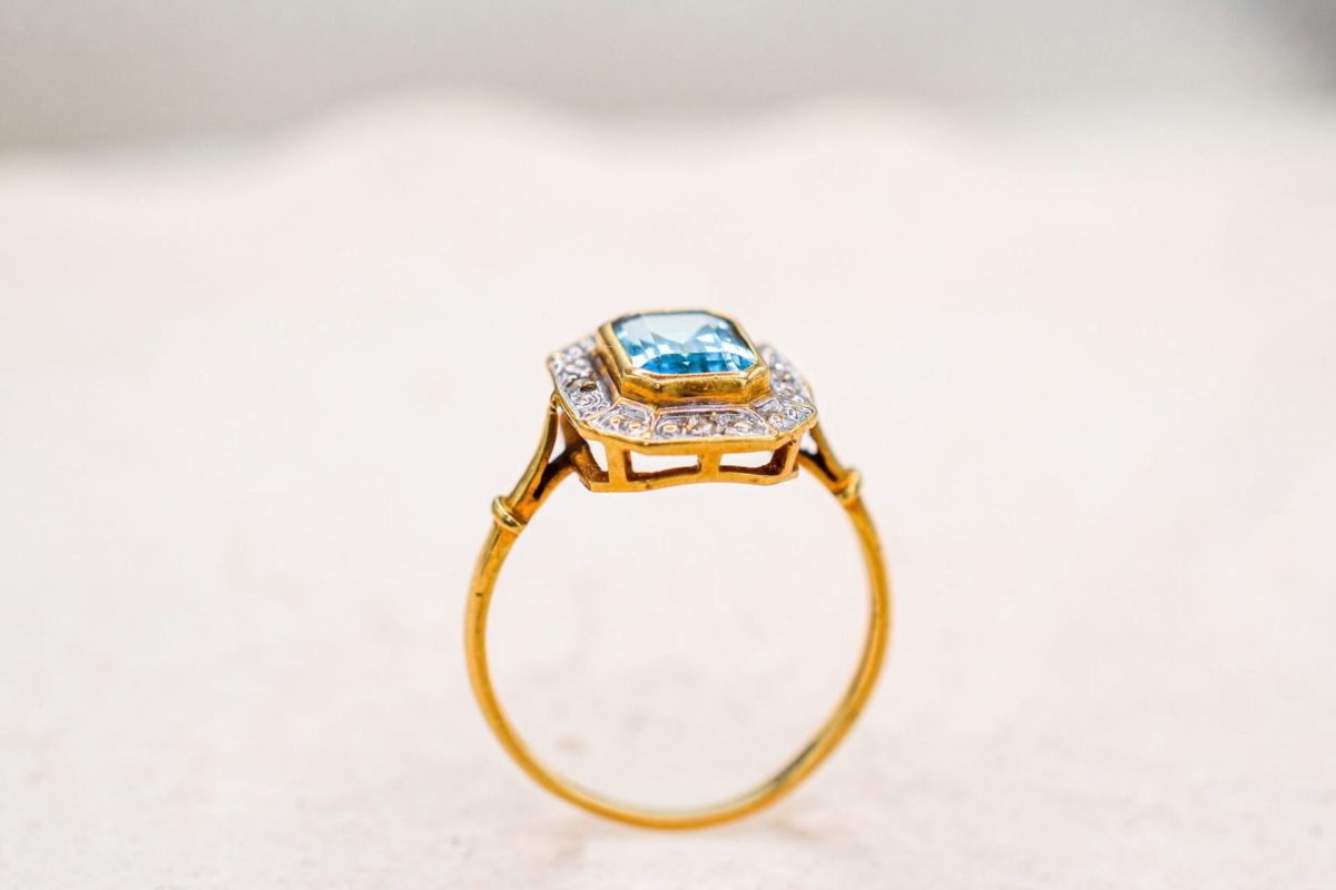 Bague en Or jaune sertie d une topaze et de diamants - bague femme