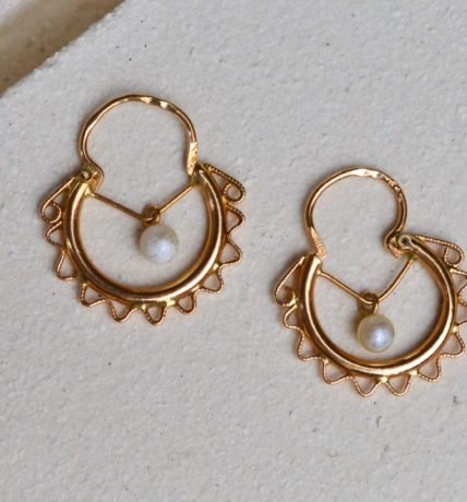 Paire de creoles Savoyardes en Or jaune ornees au centre d une perle - boucles d oreilles femme