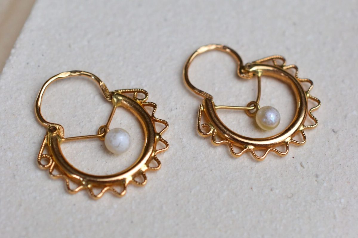 Paire de creoles Savoyardes en Or jaune ornees au centre d une perle - boucles d oreilles de seconde main