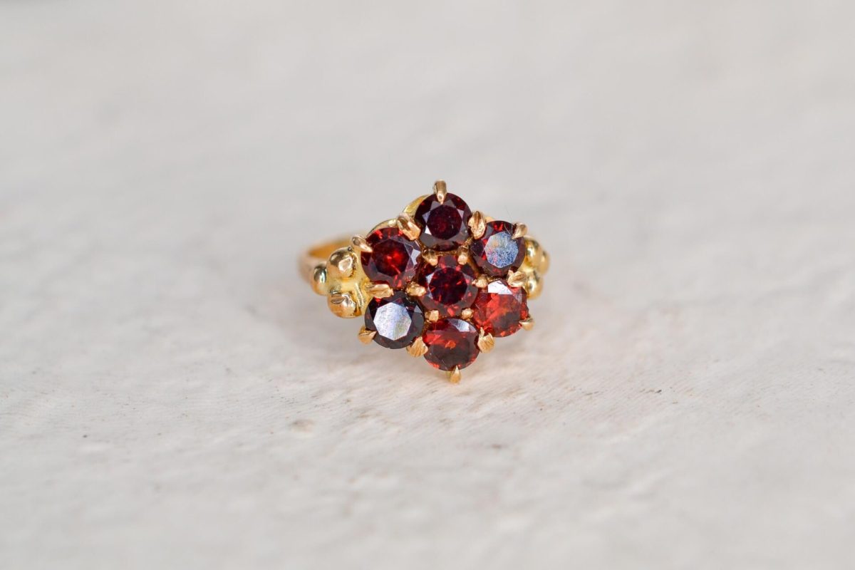 Bague Marguerite en Or jaune ornee de grenats - bague ancienne