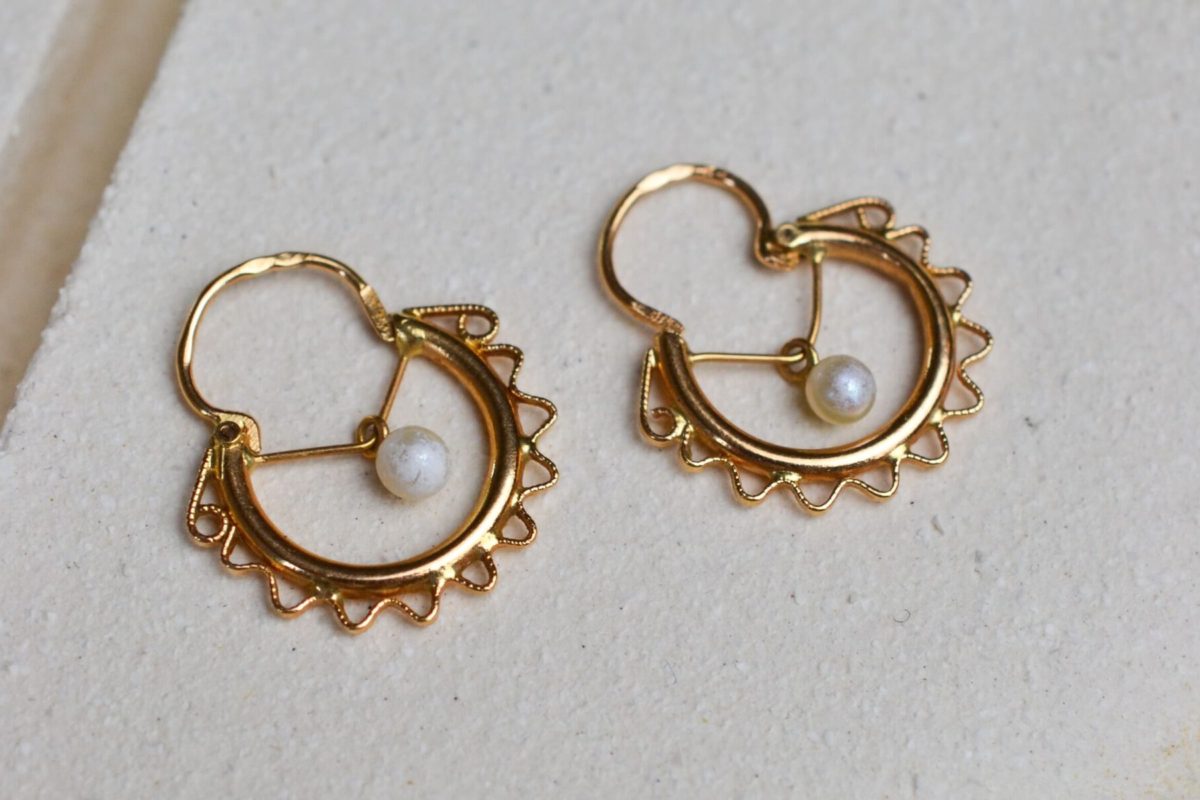 Paire de creoles Savoyardes en Or jaune ornees au centre d une perle - boucles d oreilles vintage