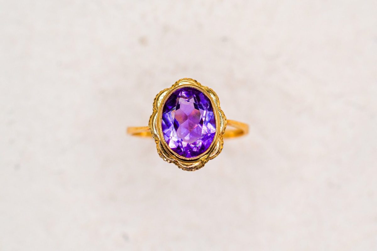 Bague en Or jaune ornee d une amethyste en serti clos - bague de fiancailles