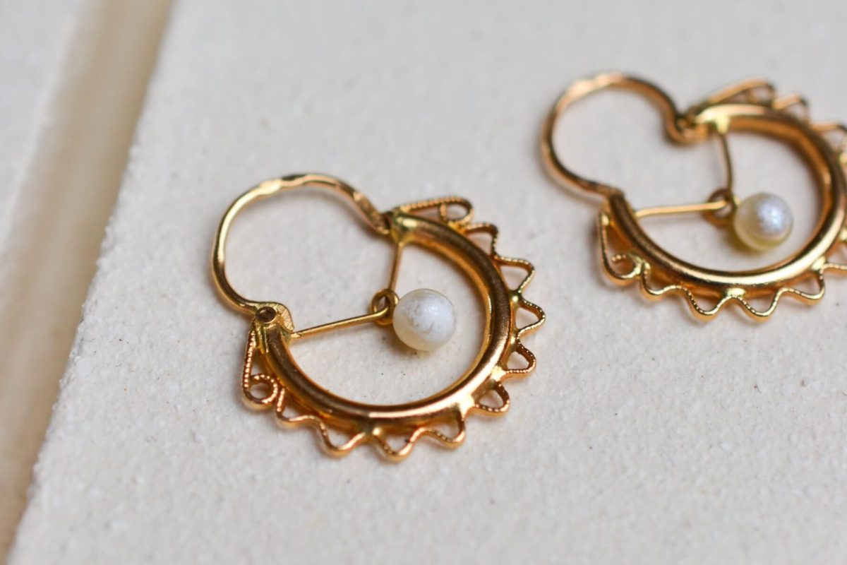 Paire de creoles Savoyardes en Or jaune ornees au centre d une perle - boucles d oreilles anciennes
