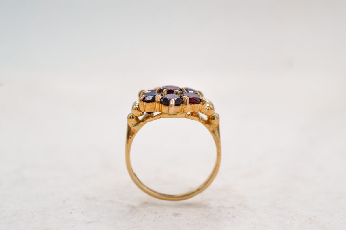 Bague Marguerite en Or jaune ornee de grenats - bague de seconde main
