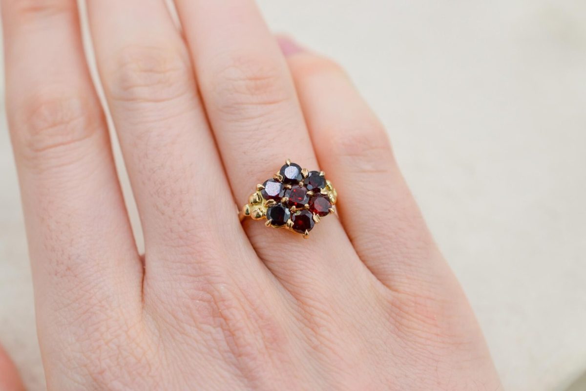 Bague Marguerite en Or jaune ornee de grenats - bague de fiancailles