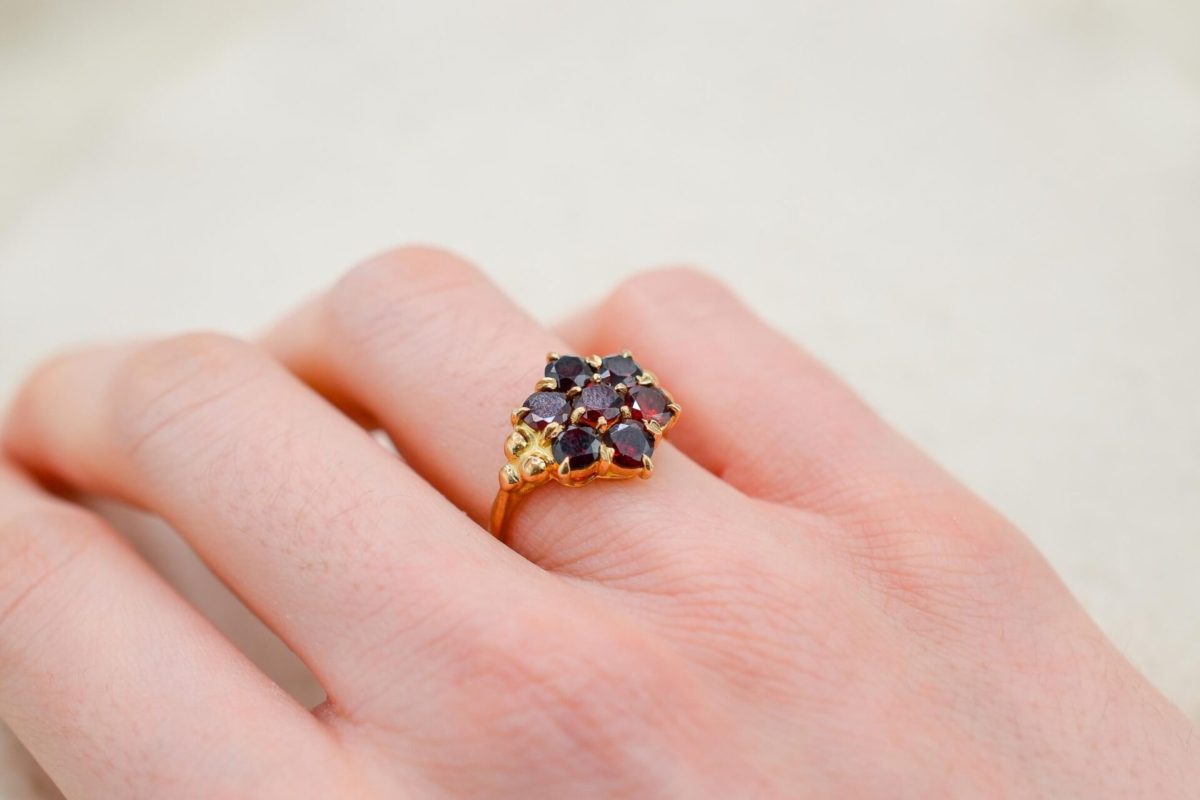 Bague Marguerite en Or jaune ornee de grenats - bague mariage