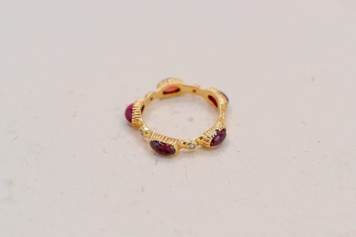 Bague alliance jonc ornee de 5 grenats en cabochon et diamants en alternance - bague ancienne