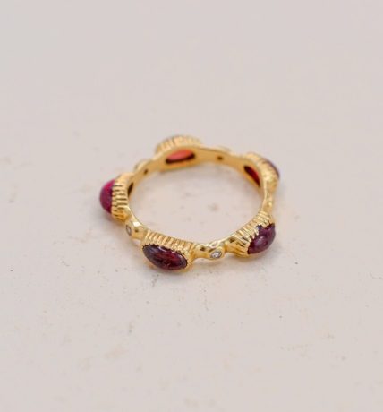 Bague alliance jonc ornee de 5 grenats en cabochon et diamants en alternance - bague ancienne