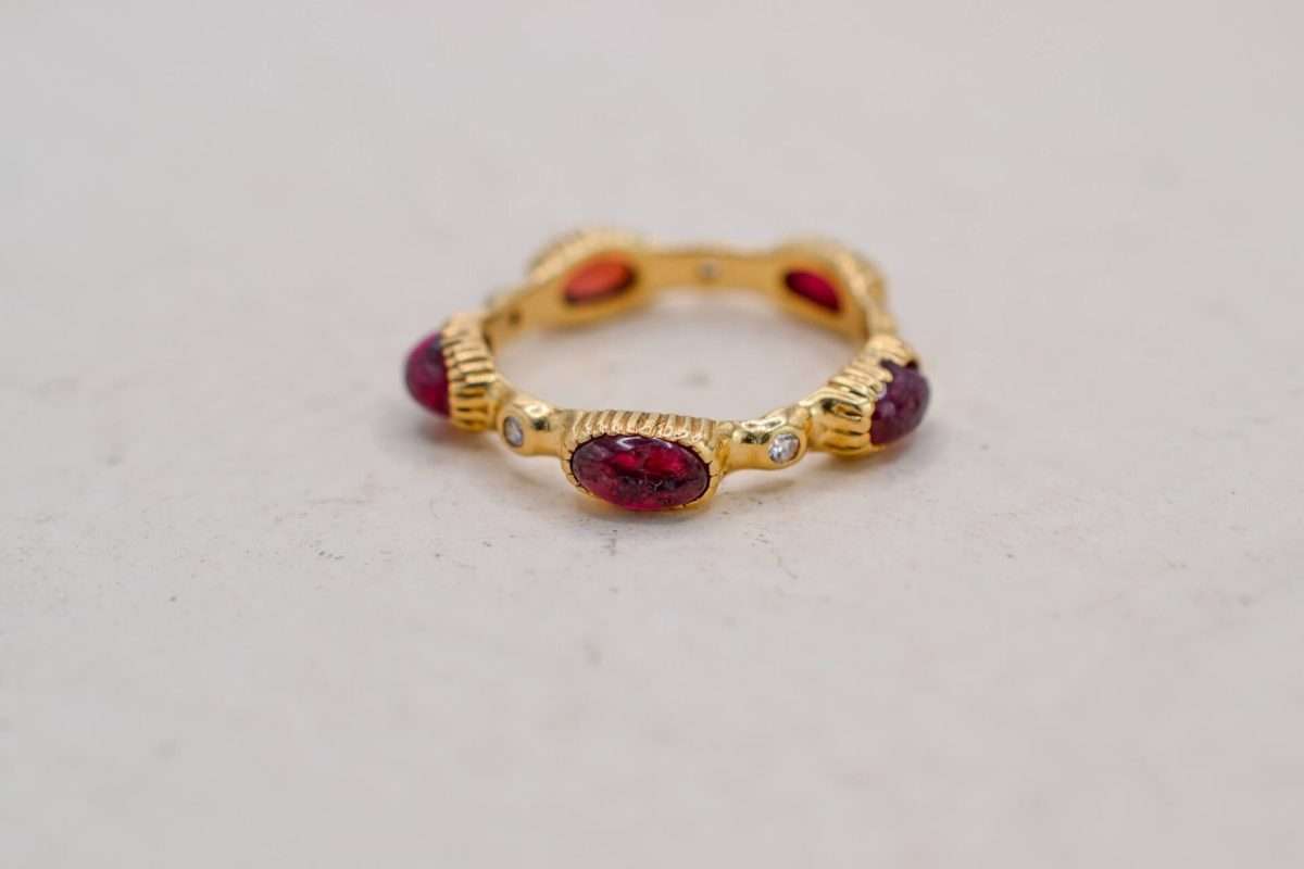 Bague alliance jonc ornee de 5 grenats en cabochon et diamants en alternance - bague vintage