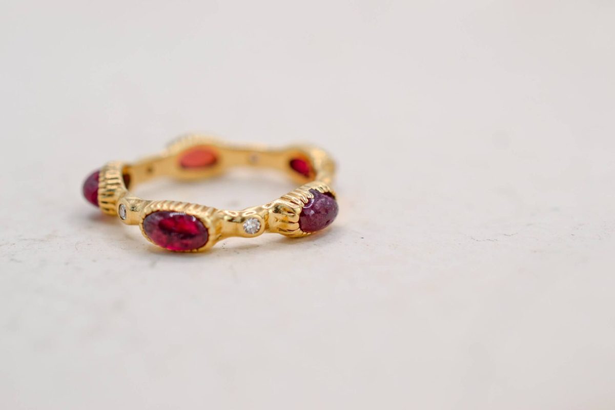 Bague alliance jonc ornee de 5 grenats en cabochon et diamants en alternance - bague de seconde main