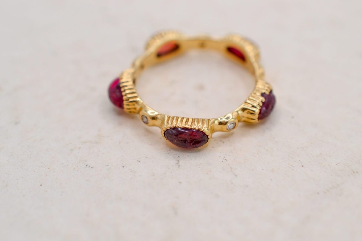 Bague alliance jonc ornee de 5 grenats en cabochon et diamants en alternance - bague retro