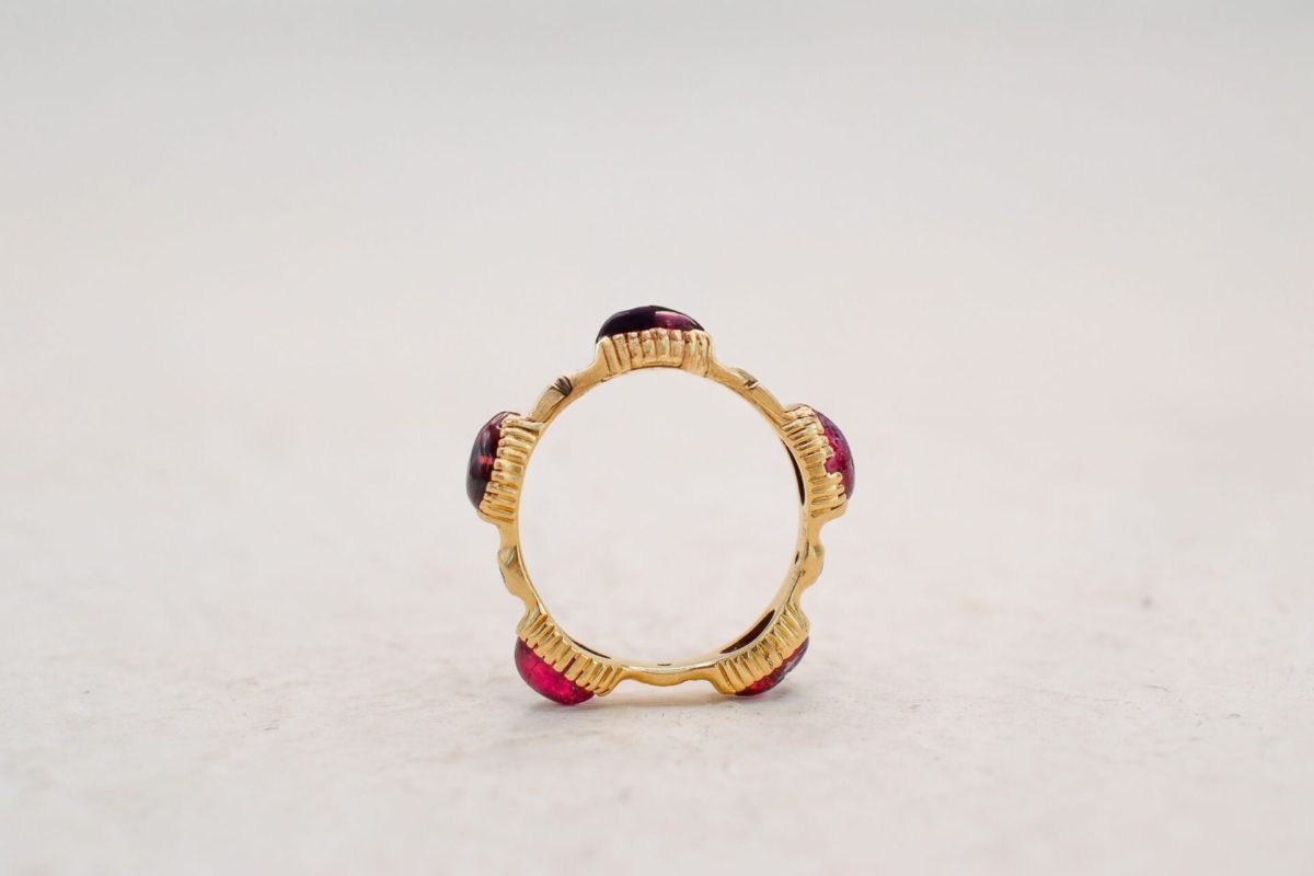 Bague alliance jonc ornee de 5 grenats en cabochon et diamants en alternance - bague de fiancailles