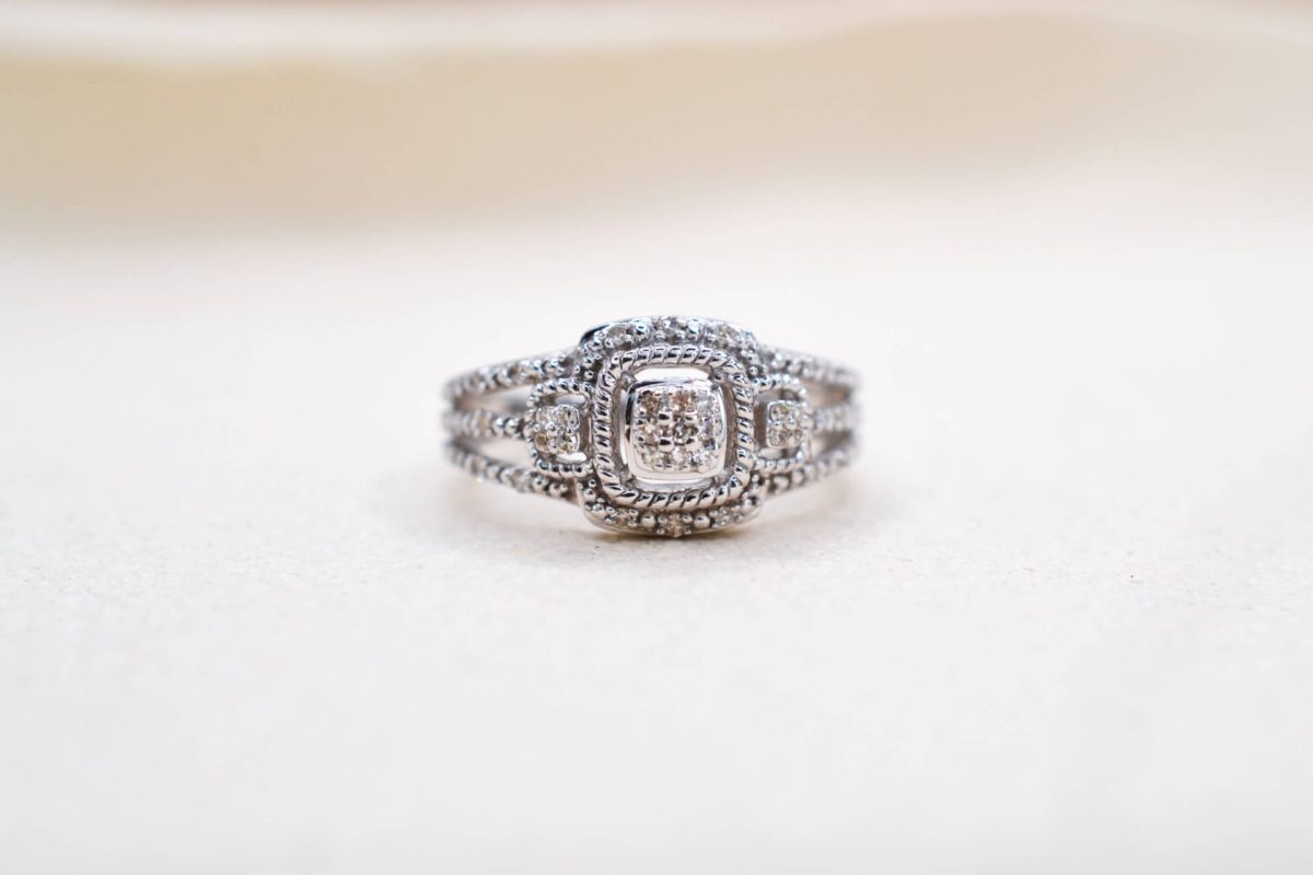 bague ajouree en or blanc sertie de diamants - bague ancienne