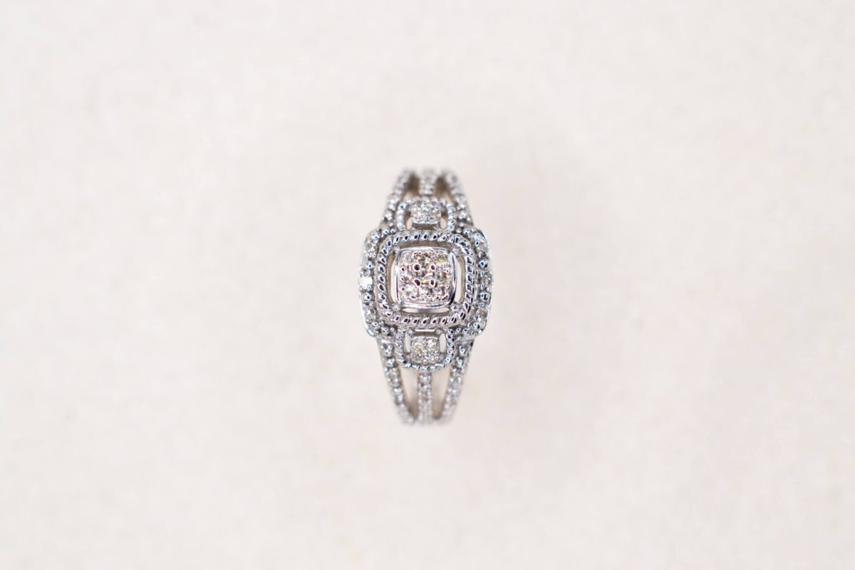 bague ajouree en or blanc sertie de diamants - bague retro