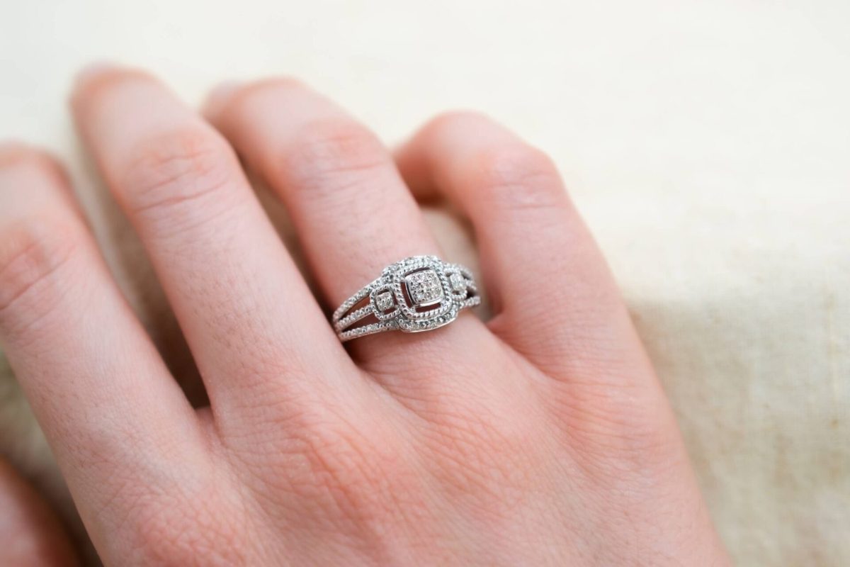 bague ajouree en or blanc sertie de diamants - bague de fiancailles