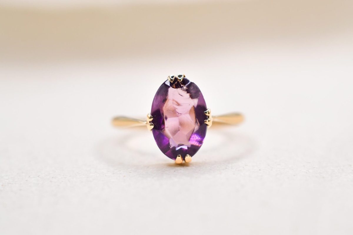 Bague Solitaire en Or jaune sertie d une amethyste ovale - bague ancienne