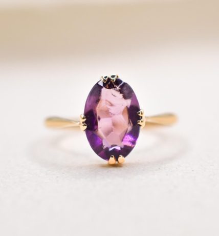 Bague Solitaire en Or jaune sertie d une amethyste ovale - bague ancienne