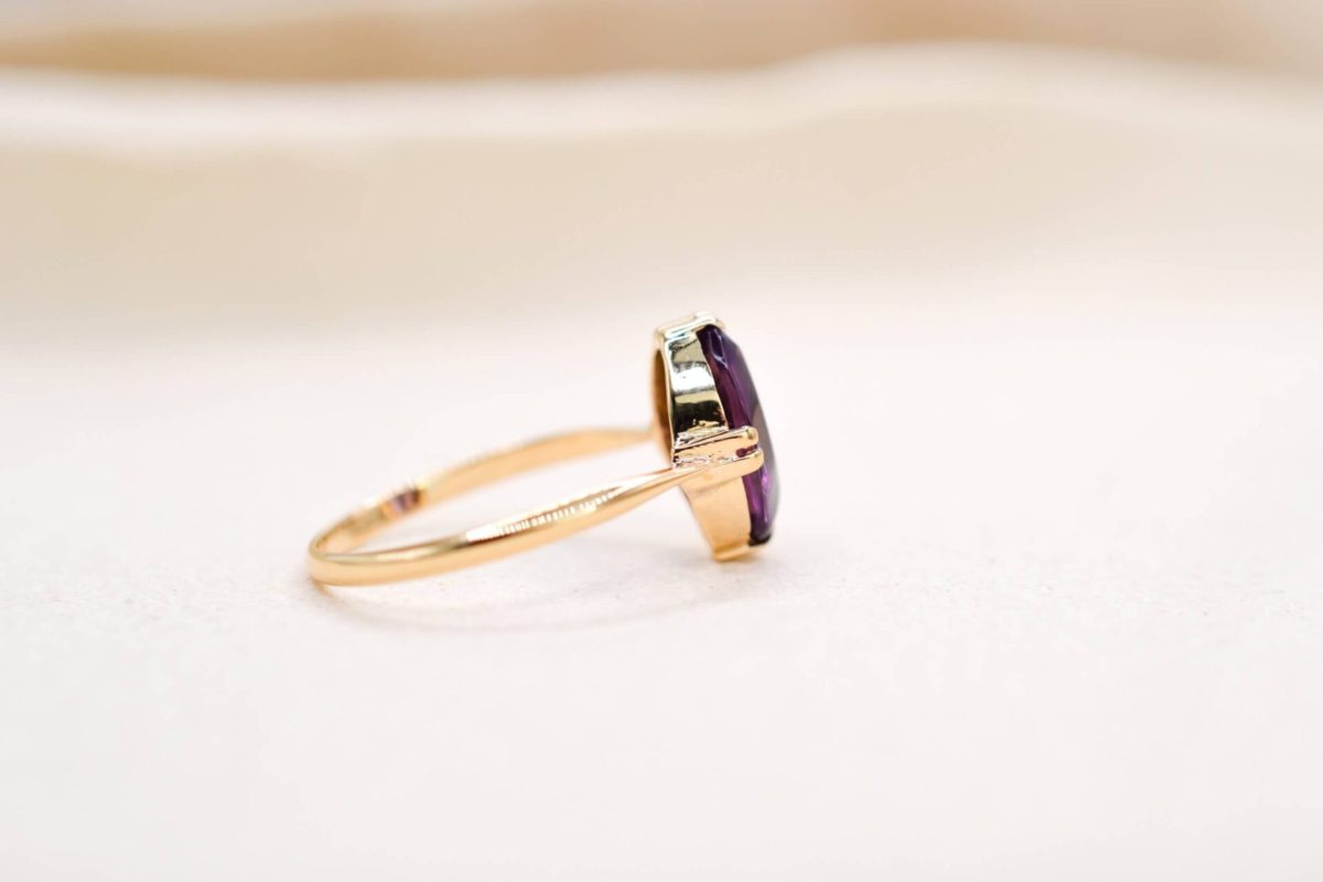 Bague Solitaire en Or jaune sertie d une amethyste ovale - bague vintage