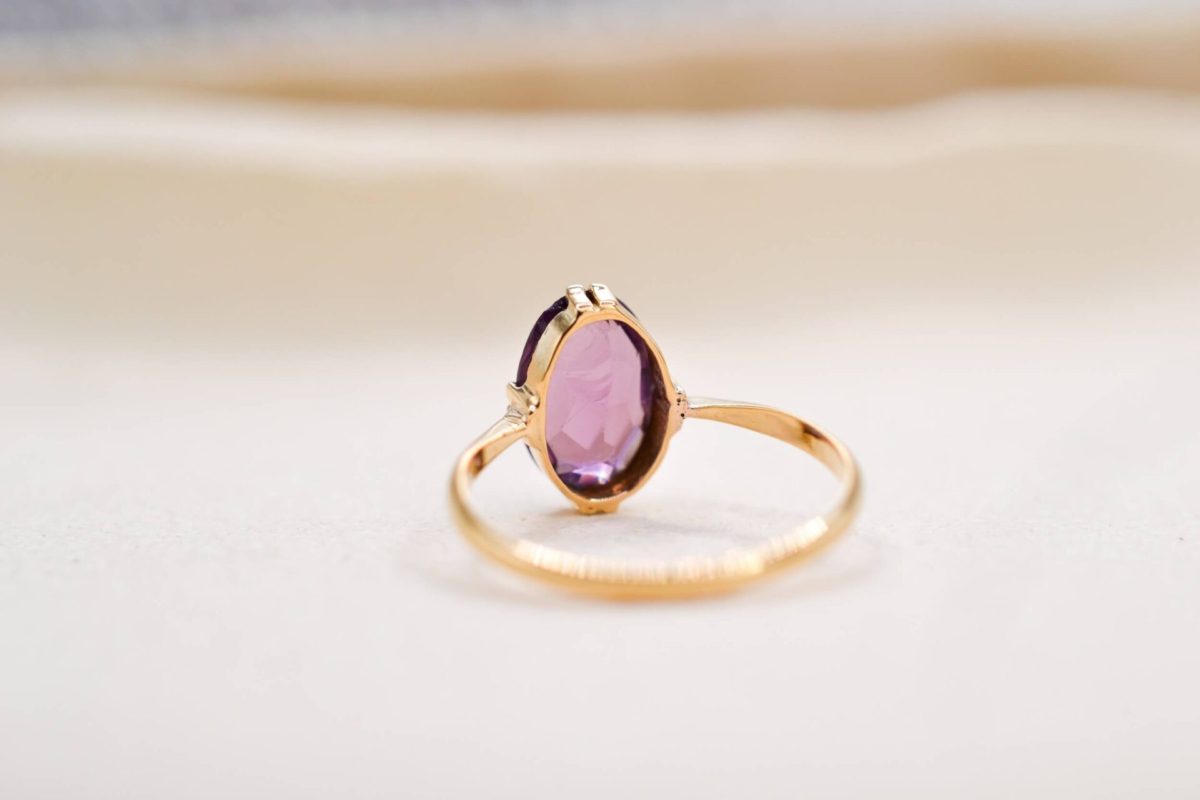Bague Solitaire en Or jaune sertie d une amethyste ovale - bague femme