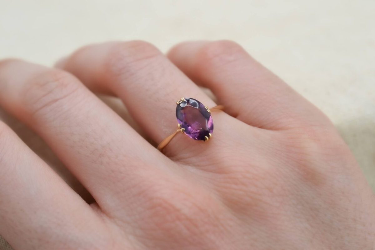 Bague Solitaire en Or jaune sertie d une amethyste ovale - bague de fiancailles