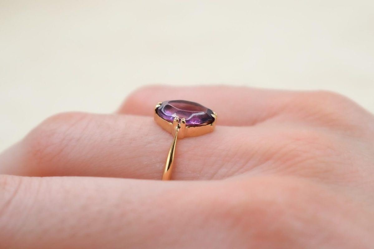 Bague Solitaire en Or jaune sertie d une amethyste ovale - bague romantique