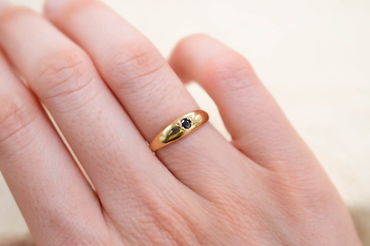 Bague Jonc en Or jaune sertie clos etoile d un saphir - bague femme