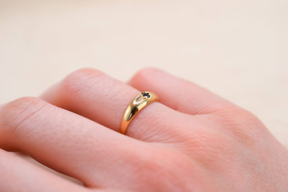 Bague Jonc en Or jaune sertie clos etoile d un saphir - bague retro