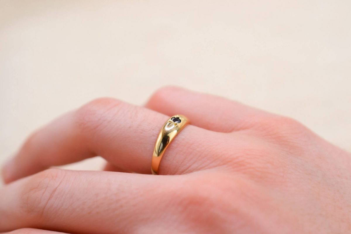 Bague Jonc en Or jaune sertie clos etoile d un saphir - bague de mariage