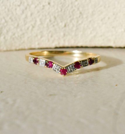 Bague "V" Pierres rouges et blanches