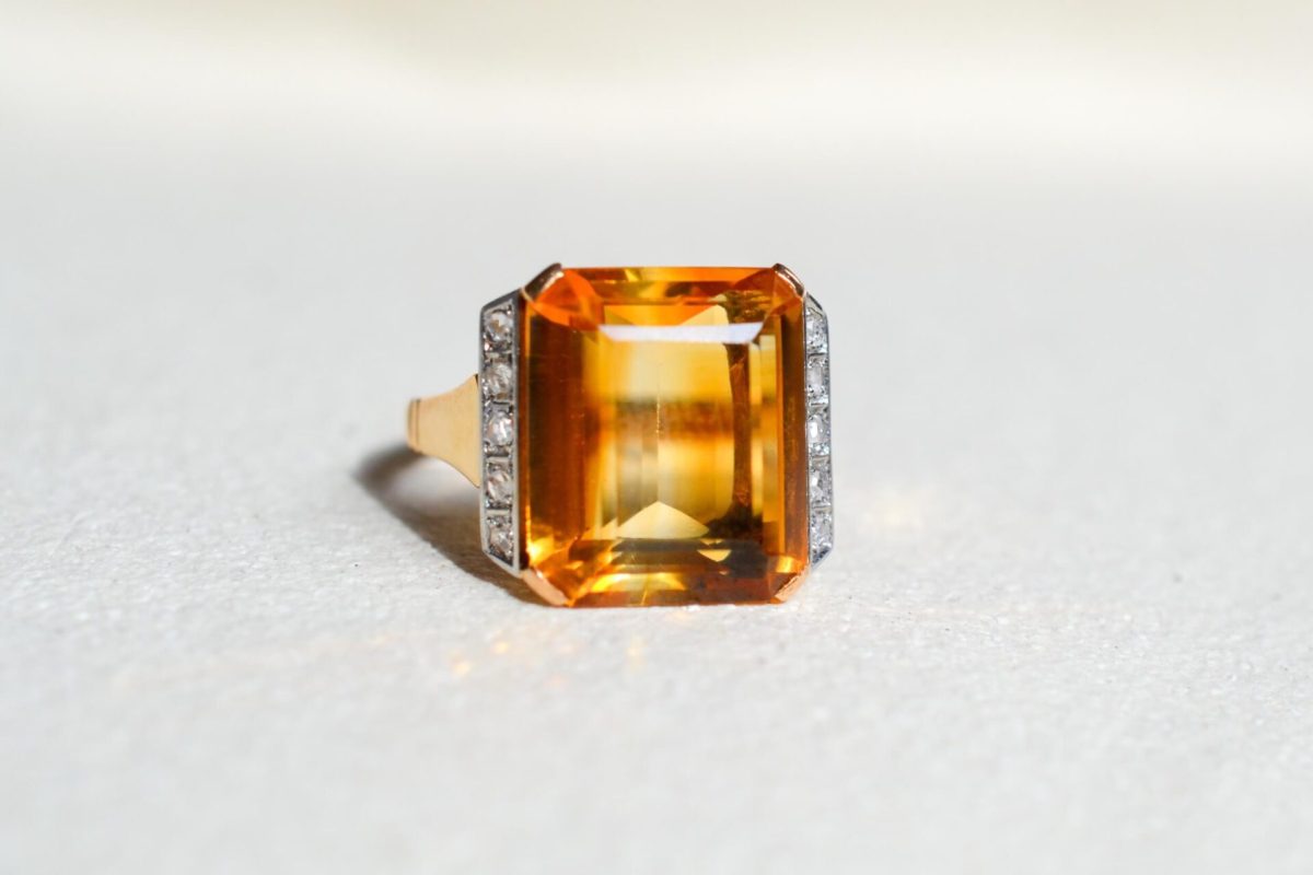 Bague cocktail en Or jaune et platine ornee d une citrine dans un entourage de petits brillants - bague ancienne