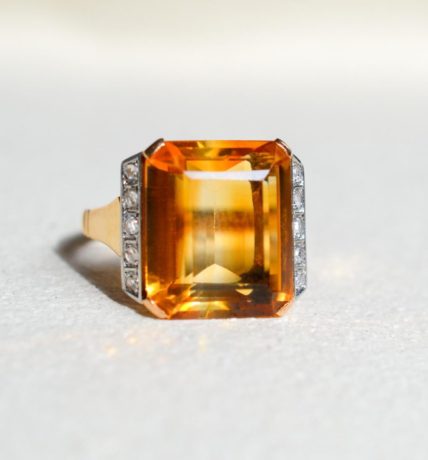 Bague cocktail en Or jaune et platine ornee d une citrine dans un entourage de petits brillants - bague ancienne