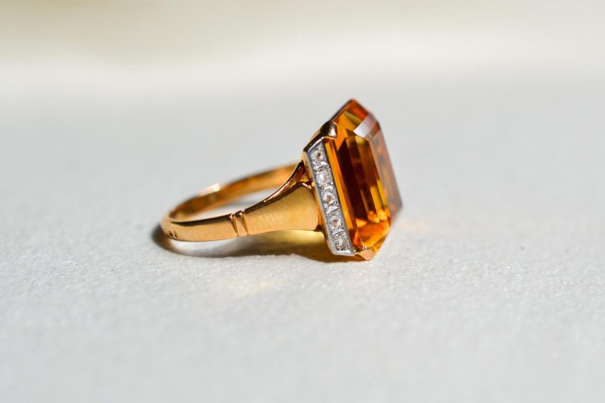 Bague cocktail en Or jaune et platine ornee d une citrine dans un entourage de petits brillants - bague vintage