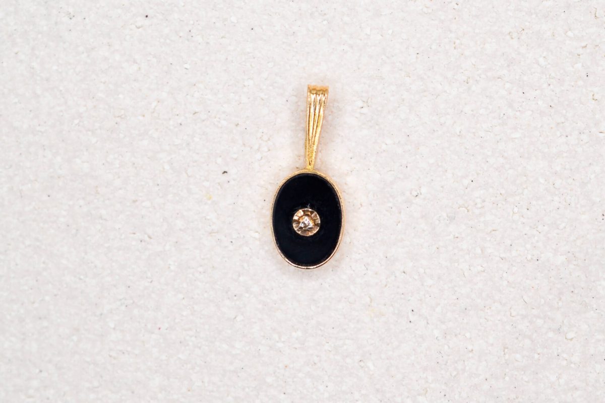 Pendentif oval en Or jaune orne d une plaque d Onyx sertie d un Diamant - pendentif ancien
