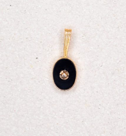 Pendentif oval en Or jaune orne d une plaque d Onyx sertie d un Diamant - pendentif ancien