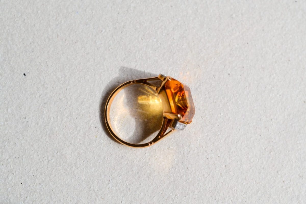 Bague cocktail en Or jaune et platine ornee d une citrine dans un entourage de petits brillants - bague retro