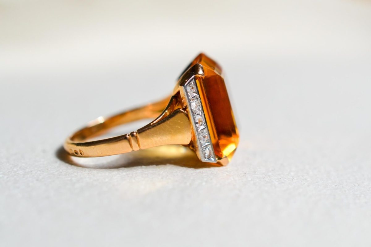 Bague cocktail en Or jaune et platine ornee d une citrine dans un entourage de petits brillants - bague femme
