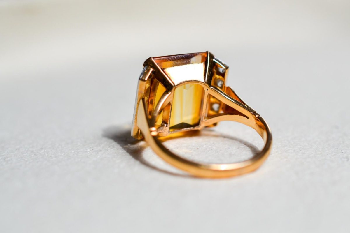 Bague cocktail en Or jaune et platine ornee d une citrine dans un entourage de petits brillants - bague de seconde main