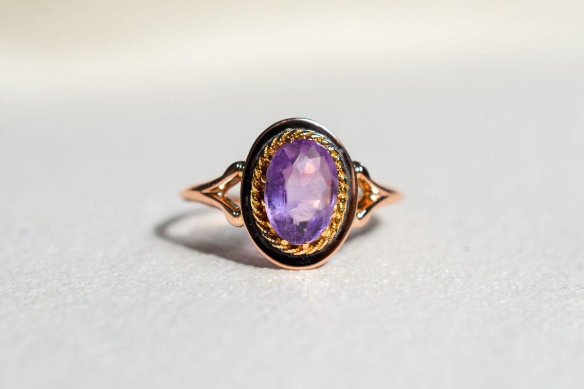 Bague en Or rose sertie d une amethyste ovale entouree d un fil d Or torsade - bague ancienne