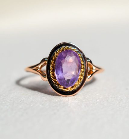 Bague en Or rose sertie d une amethyste ovale entouree d un fil d Or torsade - bague ancienne