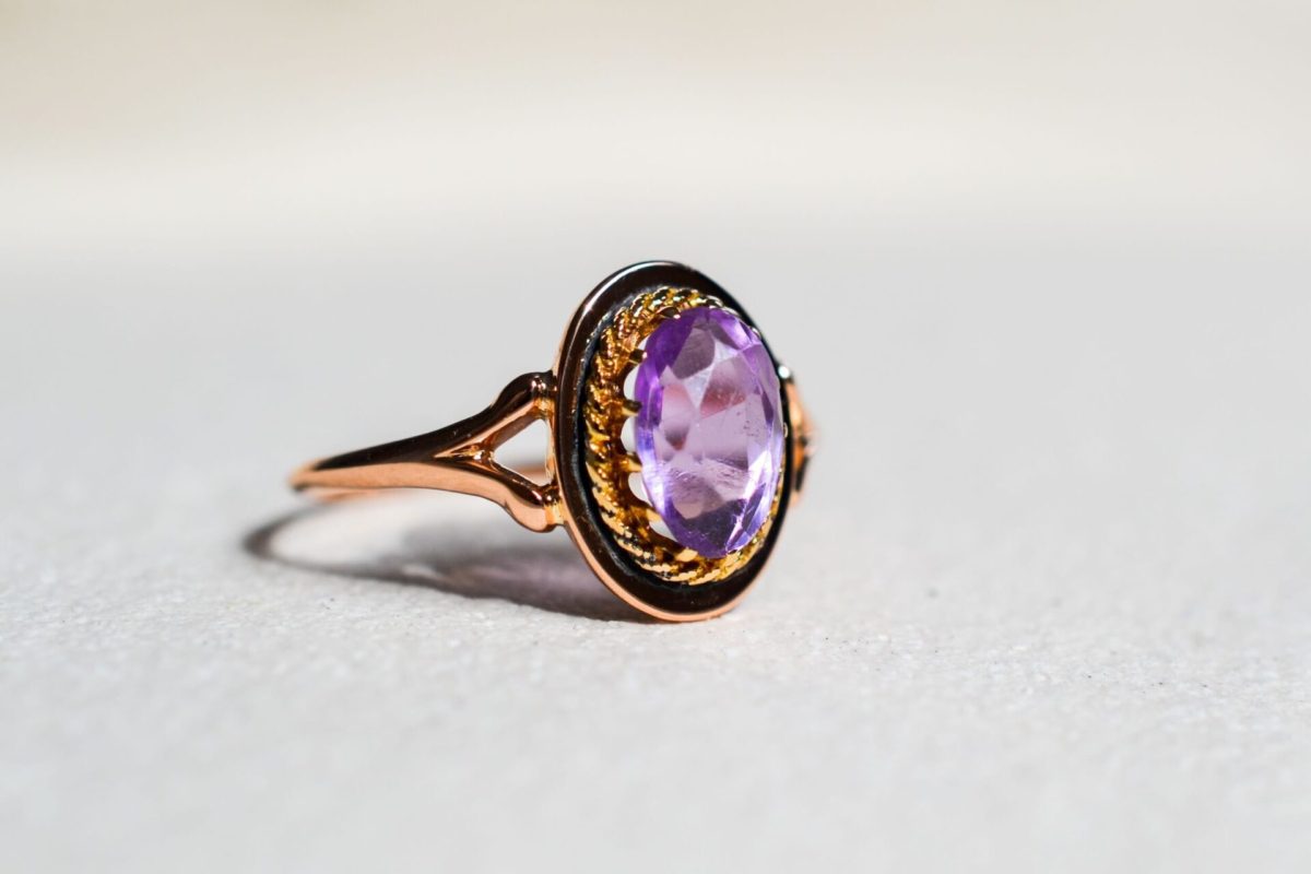 Bague en Or rose sertie d une amethyste ovale entouree d un fil d Or torsade - bague vintage