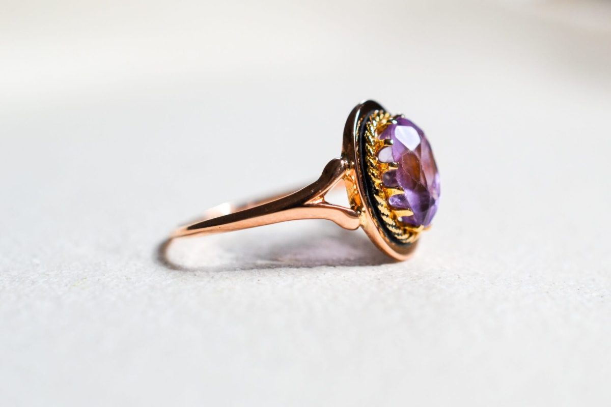 Bague en Or rose sertie d une amethyste ovale entouree d un fil d Or torsade - bague retro