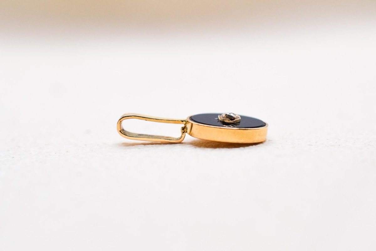 Pendentif oval en Or jaune orne d une plaque d Onyx sertie d un Diamant - pendentif femme