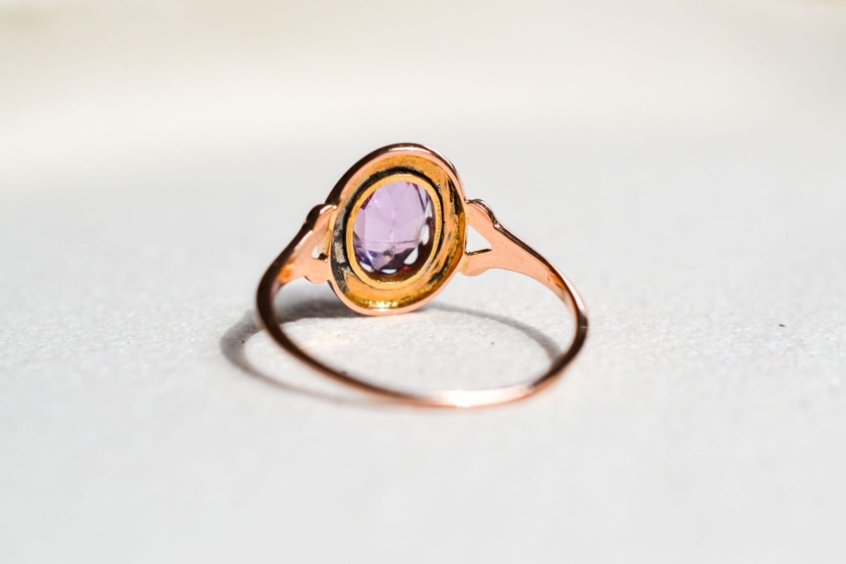 Bague en Or rose sertie d une amethyste ovale entouree d un fil d Or torsade - bague femme