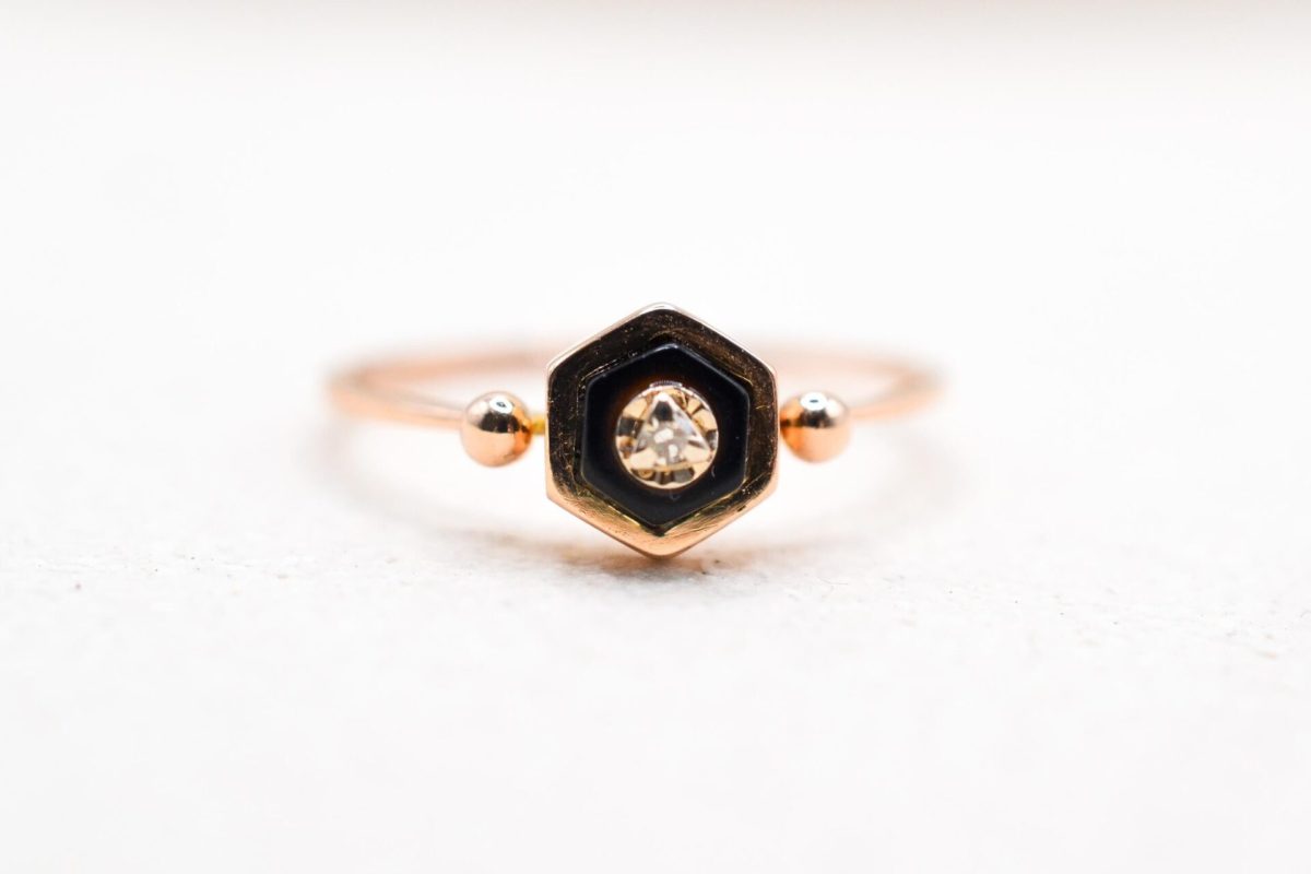 Bague hexagonale en Or jaune ornee d une plaque d Onyx sertie d un Diamant - bague femme