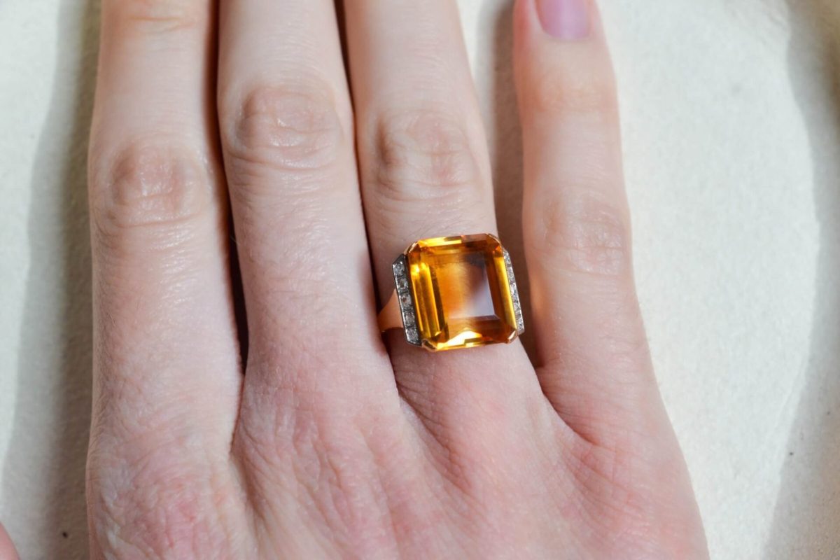 Bague cocktail en Or jaune et platine ornee d une citrine dans un entourage de petits brillants - bague eco responsable