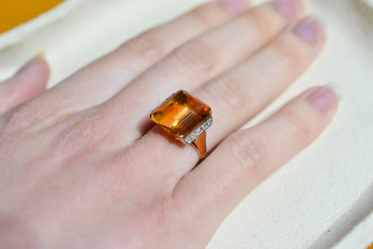 Bague cocktail en Or jaune et platine ornee d une citrine dans un entourage de petits brillants - bague cadeau femme